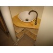 トイレ空間のちょっとしたスペースを利用した手洗いスペースです。木棚はスペースに合わせて加工し作成しました。