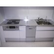 ビルトイン食器洗い乾燥機はお客様の要望で、他社製品の機器を組み込んだシステムキッチンです。ガスコンロのトップもガラストップになっており、お掃除もしやすく光沢がとてもきれいです。