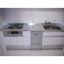 ビルトイン食器洗い乾燥機はお客様の要望で、他社製品の機器を組み込んだシステムキッチンです。ガスコンロのトップもガラストップになっており、お掃除もしやすく光沢がとてもきれいです。