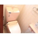 ピンク色で統一されたかわいらしいトイレ空間