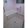 ・天井高が足りないため、システムバスは入りませ
　んでした。
・ピンクのタイルを貼ることで、清潔感のある明る
　い浴室になりました。
・浴槽のサイズを大きくし、高さ調整をすることで
　入りやすいお風呂としました。
・手摺りの色を赤にする事でアクセント替わりの
　目立つ存在に。
