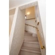 居室の仕上げ材に合わせて階段も調和するようにリフォーム。デザイン性に加え、既存の階段に上張りするので、短工期で低価格！