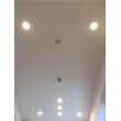 ＬＤＫの天井は、メイン照明をなくしてダウンライトを設置しようと検討していましたが、埋め込める深さがとれなかった為、少し出っ張りのあるダウンシーリングを採用しました。