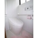 タンクレストイレと手洗い器を設置。床はお手入れ簡単なセラミックフロア、壁にはパネルを貼りました。