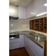 淡いライラック色のキッチンです。最新のコンロ・レンジフードで機能性がレベルアップし、使いやすくお手入れもしやすいキッチンになりました。