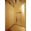 開放的な吹き抜けがある玄関に、床・壁・ドアを同系色にすることで統一感を持たせ、広い空間を演出。