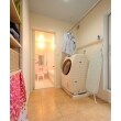 広めの脱衣室はいつでも室内干しができるように。洗濯してすぐにバルコニーに出ることもできるスムーズな家事動線。