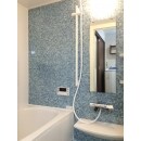 清潔感のある色合いの浴室！