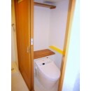 トイレはタンクレスを採用し、飾り棚を造作することで限られたスペースを最大限に利用し、ゆとりのある空間となるように工夫しました。
