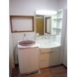 洗面台は垢の溜まりにくい壁面水栓ﾀｲﾌﾟを採用し、側面には収納棚を取付、実用性と機能性を兼ね揃えています。