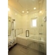 ガラス扉で浴室は白を基調とした清潔感のある浴室に仕上げました。
