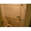 トイレ内は後付け補強板を使用して手すりを取付け、入口ドアを引き戸に取替えました。