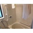 浴室入口段差解消、入浴補助のための手摺、浴室でのヒートショック対策として、システムバスサザナ1216サイズSタイプを採用し、手摺はスライドバー兼用と浴槽横に配置しました。