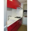 キッチンは当社ショールームでひと目見て気に入った赤のキッチンと一緒に背面収納も赤色に統一に。
