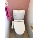 来客使用が少ない2階のトイレは今までと同じタンクのあるトイレをご提案。奥様の好きなピンク色の可愛らしく明るいトイレになりました。