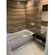 梁のあるタイル貼りの浴室から広々とスッキリしたユニットバスへ。断熱効果も上がり、暖かく過ごしやすい浴室空間に。