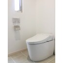 空間を広くとったスペースにスタイリッシュなデザインで人気のタンクレストイレを採用し、便器の清掃性はもちろんのこと、トイレ周辺の掃除もラクラクに。