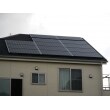 一部寄棟屋根。パナソニック製の太陽光パネル１３枚を設置。