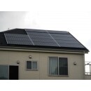 一部寄棟屋根。パナソニック製の太陽光パネル１３枚を設置。