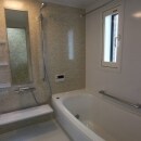 お風呂は【TOTO サザナ】を採用、位置を既存の脱衣所の場所に変更し、1316サイズから、1616サイズにサイズアップしました。