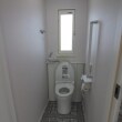 リフォーム後のトイレ、白色を基調に明るいトイレになりました。サッシには内窓【YKKapプラマード】を施工しました。