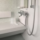 座ったままでもシャワーが可能なTOTOサザナFタイプを採用。