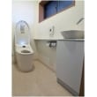掃除のしやすいトイレ専用のフローリングを採用。手洗いも自動水栓で、水垂れが少なく汚れにくいです。