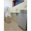 掃除のしやすいトイレ専用のフローリングを採用。手洗いも自動水栓で、水垂れが少なく汚れにくいです。