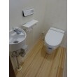 2箇所中１箇所はタンクレストイレで空間の有効活用によって、トイレ内部に手洗い洗面も設置できております。