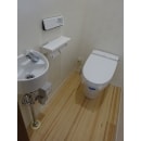 2箇所中１箇所はタンクレストイレで空間の有効活用によって、トイレ内部に手洗い洗面も設置できております。