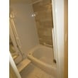 浴室のリフォームは様々な選択肢の中から、床の種類やアクセントパネル、手摺などを選ぶ楽しさもあります。
