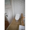 かわいい壁髪とアンティーク建具に合うようにすっきりデザインのトイレ。