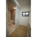 1717サイズの浴室。脱衣場の階段下デッドスペースを収納に利用。