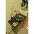 黒御影石のカウンターに、陶器の手洗器を乗せました。
濡れた手で開け閉めすることによる汚れを防ぐため
手洗い水栓は、自動水栓としました。