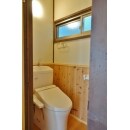 和式トイレの段差を杉の羽目板でカバーしています。
 和風旅館のトイレをイメージしました。