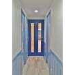 廊下は、お客様のご要望で、腰壁とドアを青く塗装、白系のラスティックテイストのフローリングにぴったり合っています。
センスの良さが勉強になります。