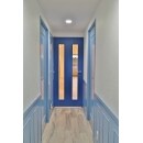 廊下は、お客様のご要望で、腰壁とドアを青く塗装、白系のラスティックテイストのフローリングにぴったり合っています。
センスの良さが勉強になります。