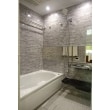 浴室も石積み調の壁のマンションリモデルバスルームに交換してイメージを合わせています。