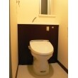 INAX(LIXIL）のピタのトイレ。
節水型トイレにしては水の溜まる面も
広いし便器自体もスマート、価格も魅力的。
