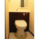 INAX(LIXIL）のピタのトイレ。
節水型トイレにしては水の溜まる面も
広いし便器自体もスマート、価格も魅力的。
