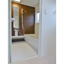 位置を変えた浴室、サイズも3/4坪から1坪サイズに広げました。
もちろん、洗面所との段差はございません。
