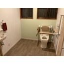 洋式トイレと男性用トイレ（小便器）の2部屋の間の壁を打ち抜いて
家族の介護で車椅子や介護しやすいトイレになりました。