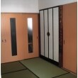 ≪改修後≫新規畳を敷きこみ、戸襖・押入れ襖戸を造作しました。高さがある大きな押入れ収納を設けて、収納スペースが増えたことで、使い勝手も良くなりました。明るく便利な和室に仕上りました。