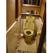 ≪改修前≫壁や床がタイル貼りで冬は寒々しいトイレ空間でした。タイル張りのトイレは掃除も一苦労でした。