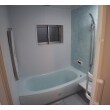 ≪リフォーム後≫TOTOのサザナを採用しました。パネルはホワイトとブルーで爽やかな浴室空間。床はクッション性のある「ほっカラリ床」なので冬場もヒヤッとせず滑りにくいので安心です。