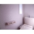 2階トイレ。
入って正面の壁に光沢のある壁紙を配し、
明るく快適な空間に。