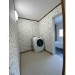 浴室と同時に脱衣室もリフォーム。脱衣室には花柄の壁紙を選ばれ可愛らしい空間に。
断熱リフォームも行いました。