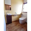 黄色の壁紙と木目の組み合わせが可愛らしいトイレ。