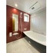赤のパネルと黒い浴槽エプロンのツートンカラーの浴室。こだわりのカラーで入浴時間も楽しくなります。