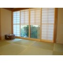 和室は、灰汁洗いし、京壁を塗り替え、畳は琉球畳に。庭に面した窓の障子は雪見障子にし、障子を閉めたままでも庭の景色が見られるようにしました。	